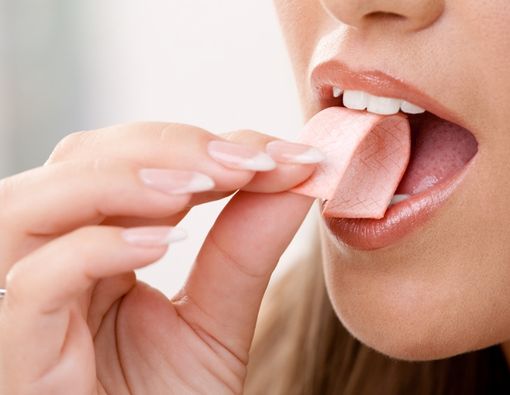 Waspada, Sering Mengunyah Permen Karet Bisa Bikin Gigi Ngilu