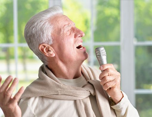 Atasi Gejala Parkinson dengan Bernyanyi