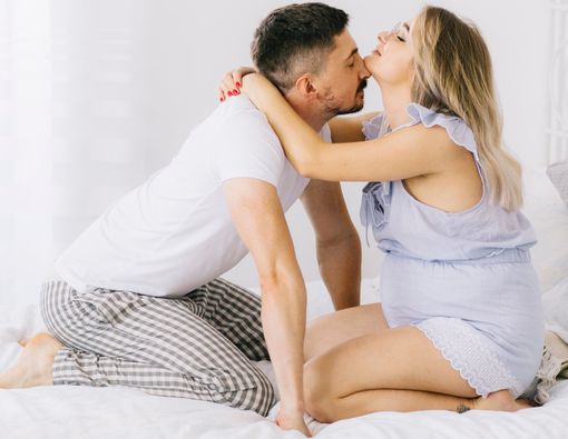 Tips Tetap Aman Berhubungan Intim Saat Hamil