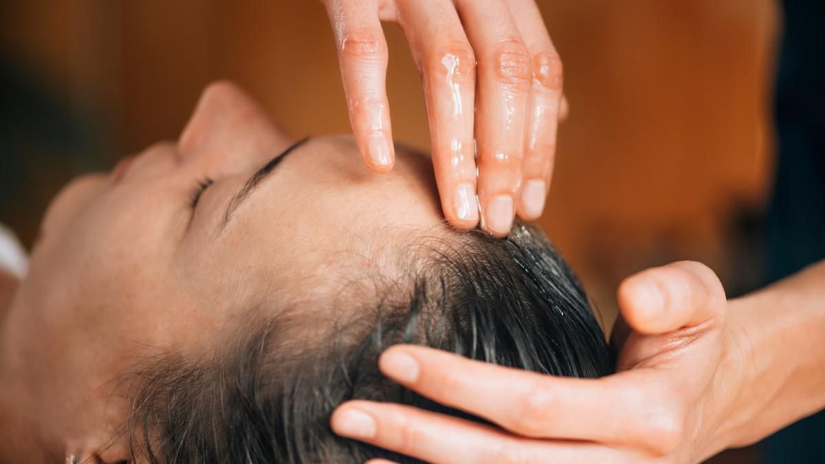 12 Manfaat Minyak Kelapa untuk Kesehatan Rambut Kamu