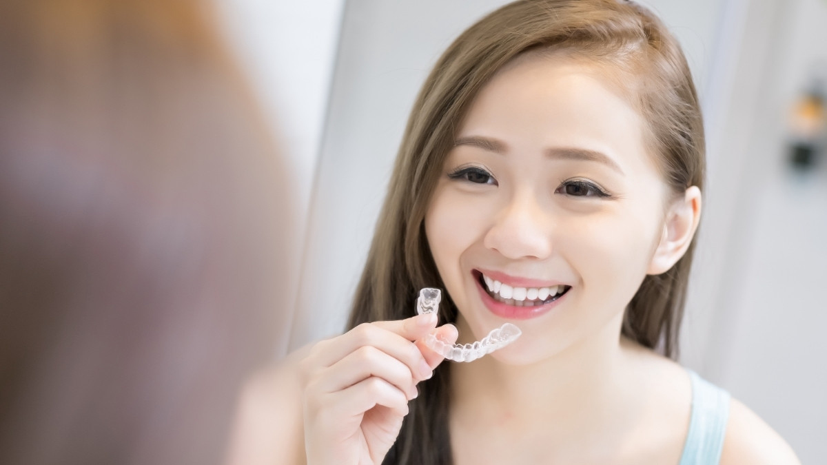 Invisalign Tidak Efektif pada Gigi Gingsul, Kenapa?