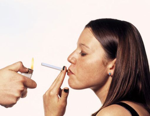 Gadis Remaja Merokok Beresiko Memiliki Penyakit Tulang