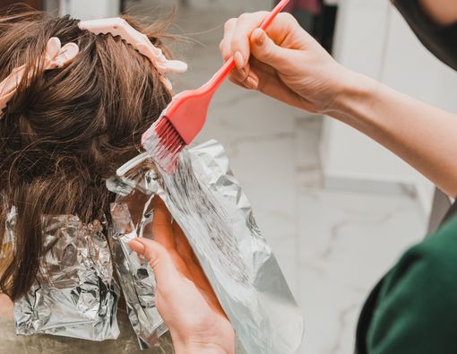 15 Rekomendasi Cat Rambut yang Bagus Tanpa Bleaching dan Aman Digunakan