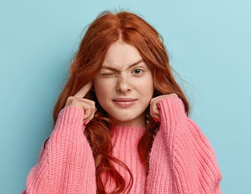 7 Penyebab Telinga Berdenging yang Jarang Disadari