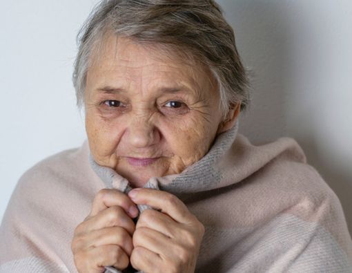 Apa Penyebab Lansia Mudah Kedinginan?