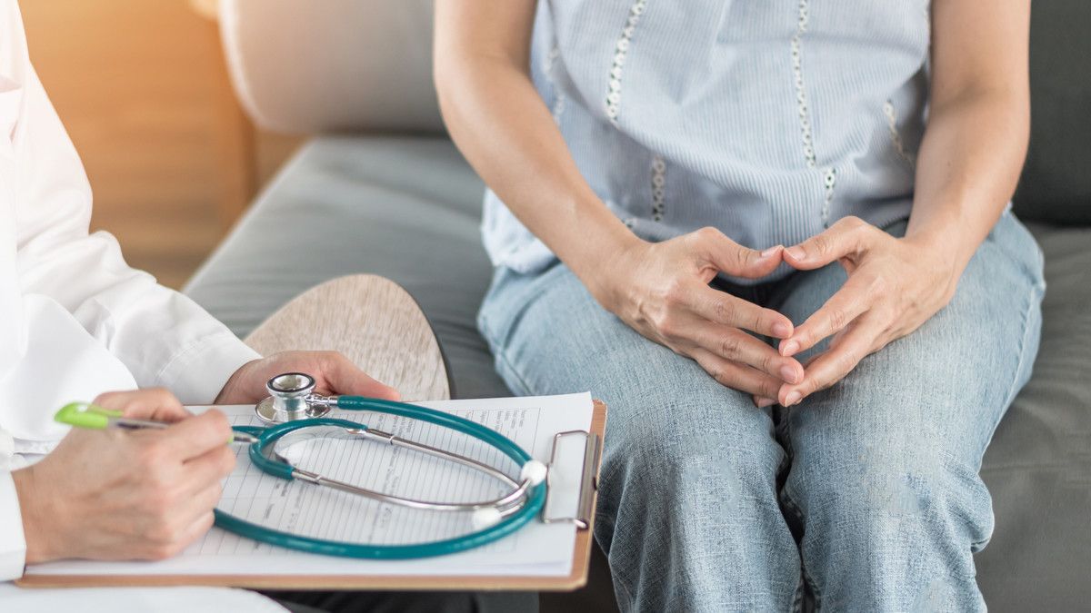 Ilustrasi Seorang Dokter Sedang Menjelaskan Kepada Pasiennya Terkait Kanker Serviks