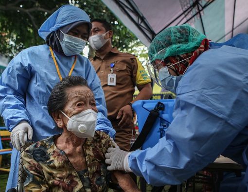 Lansia Kebal Jarum Saat Vaksinasi COVID-19, Ini Tinjauan Medisnya