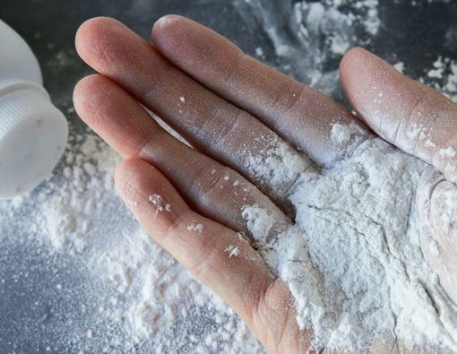 Jangan Asal Menggunakan Bedak untuk Miss V, Ini Bahayanya