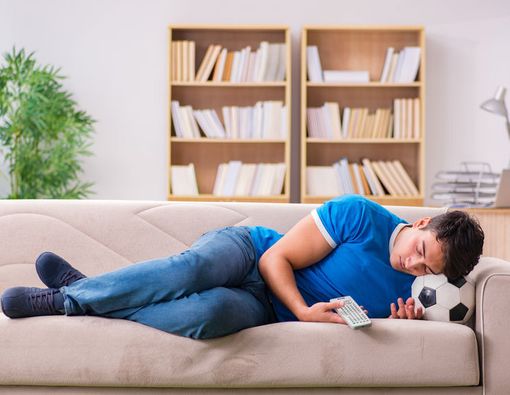 Terlalu Sering Nonton Televisi Bahayakan Kesehatan Anda