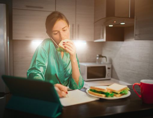 Ini Alasannya Mengapa Anda Banyak Makan Saat Stres