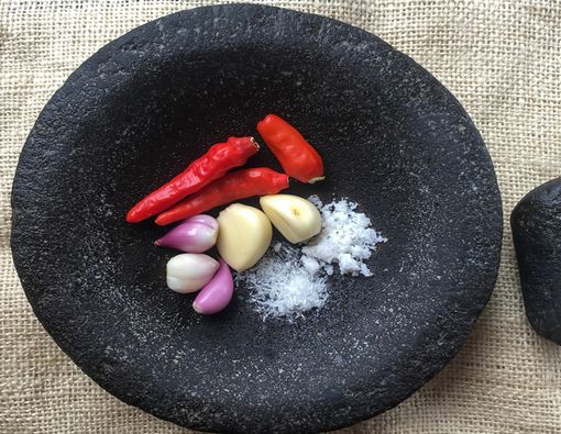 Suka Mengulek? Ini Manfaat Sehat Masak Pakai Cobek Batu