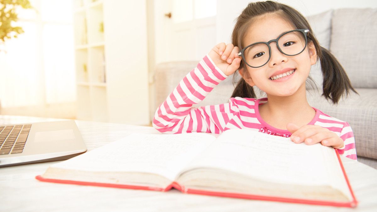 Anak Suka Baca Berisiko Mata Jadi Minus, Ini Faktanya!