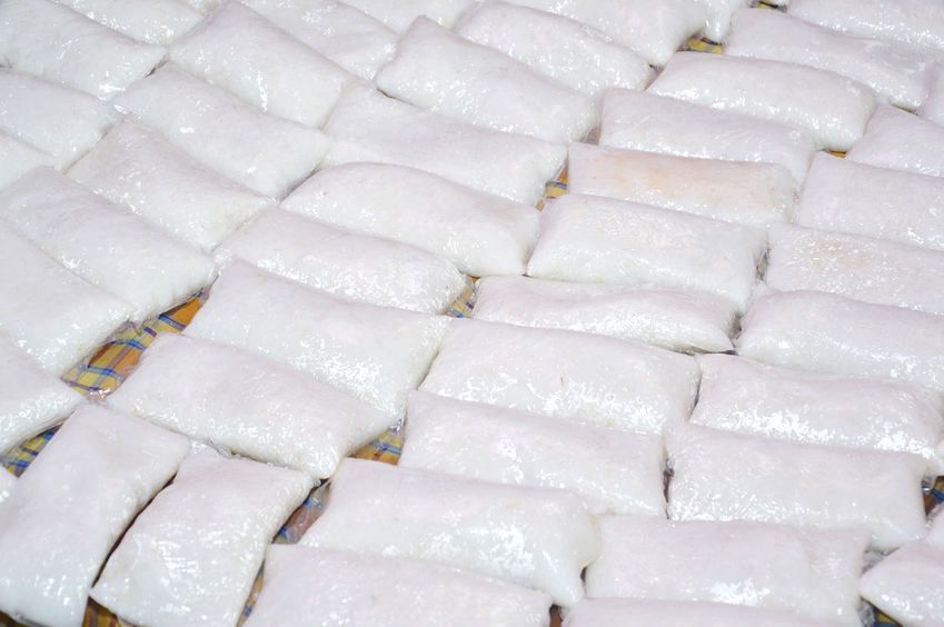 Amankah Makan Lontong yang Dimasak dengan Kantong Plastik?