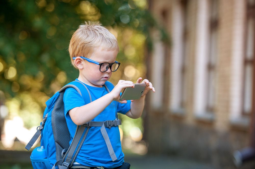 Anak Sering Main Gawai  Bisa Cepat Pakai Kacamata? (Sharomka/Shutterstock)