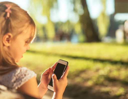Lakukan 4 Tindakan Ini Saat Ada Konten Mengganggu di Ponsel Anak