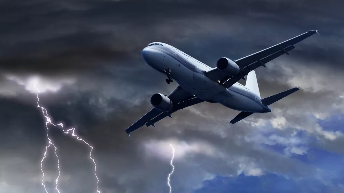 Menghadapi Turbulensi Pesawat dengan Bijak: Panduan untuk Tetap Tenang dan Aman