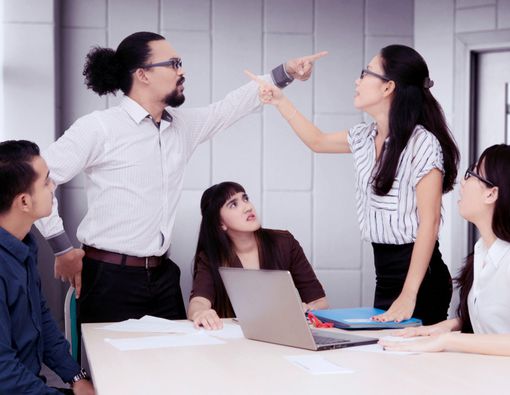 Benarkah Bekerja dengan Orang Kasar Bisa Picu Insomnia?