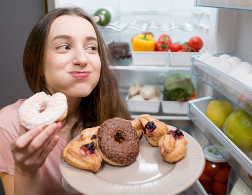 Makan Malam di Atas Jam 5 Sore Tidak Sehat, Mitos atau Fakta?