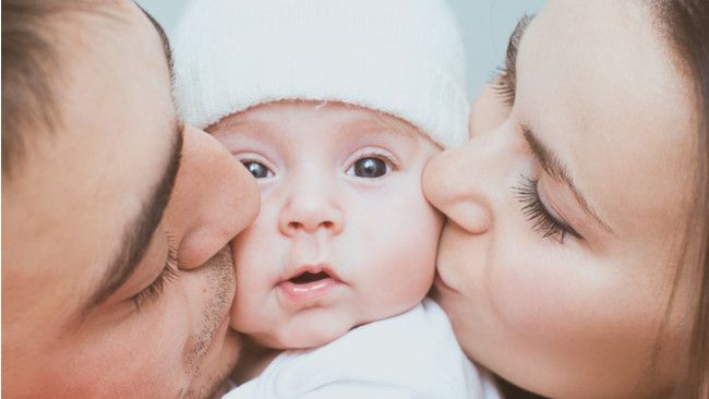 Bolehkah Mencium Bayi yang Baru Lahir? Apa Dampaknya?