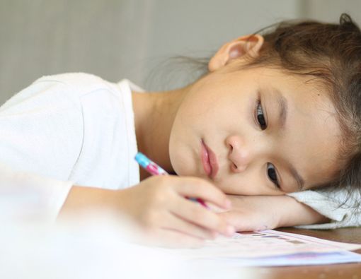 Pilih Sekolah Umum atau Homeschooling untuk Anak Disleksia?