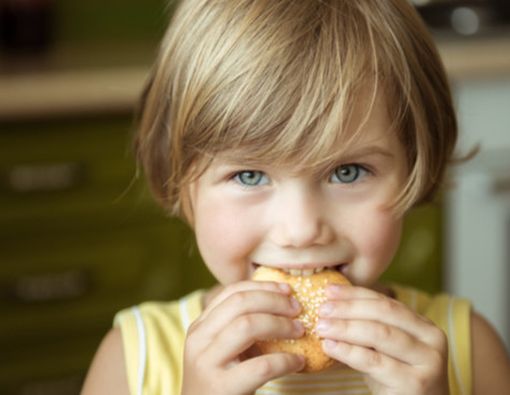 Biskuit Merangsang Pertumbuhan Gigi Anak?