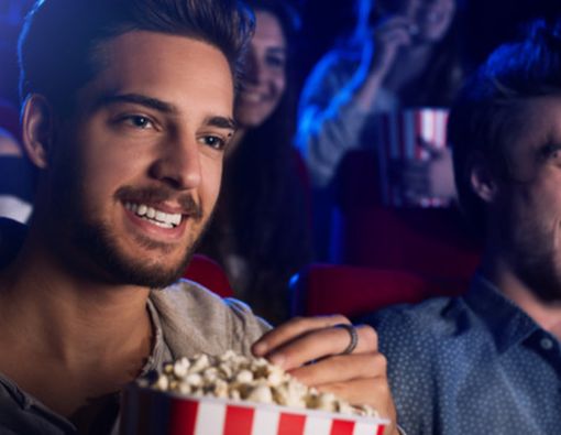 Ngemil Selama Nonton Avengers: Endgame Picu Radang Tenggorokan?