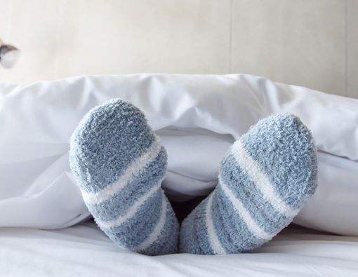 Tidur Pakai Kaus Kaki, Perlu atau Tidak?