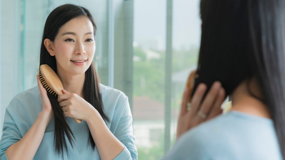 Jangan Asal! Ini Cara Menyisir yang Benar untuk Mencegah Rambut Rusak (WHYFRAME/Shutterstock)