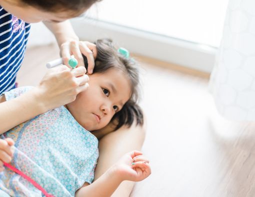 Perhatikan Hal Ini Saat Membersihkan Telinga Anak