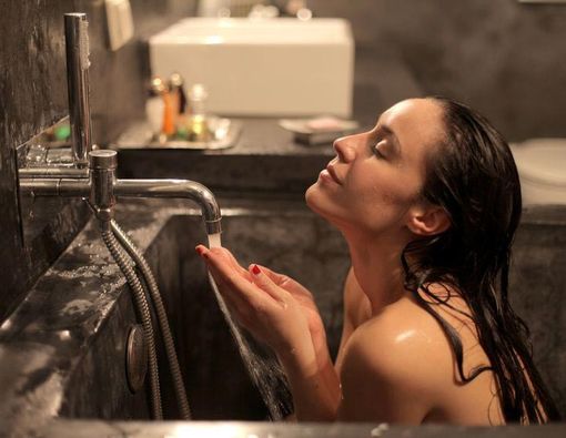 Mandi Malam Sebabkan Rematik, Benarkah?