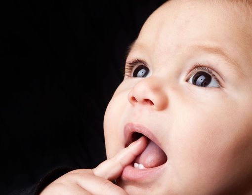 Cara Membersihkan Gigi Bayi yang Kuning