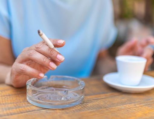 Waspada, Merokok Sambil Minum Kopi Dobel Bahayanya Bagi Jantung!