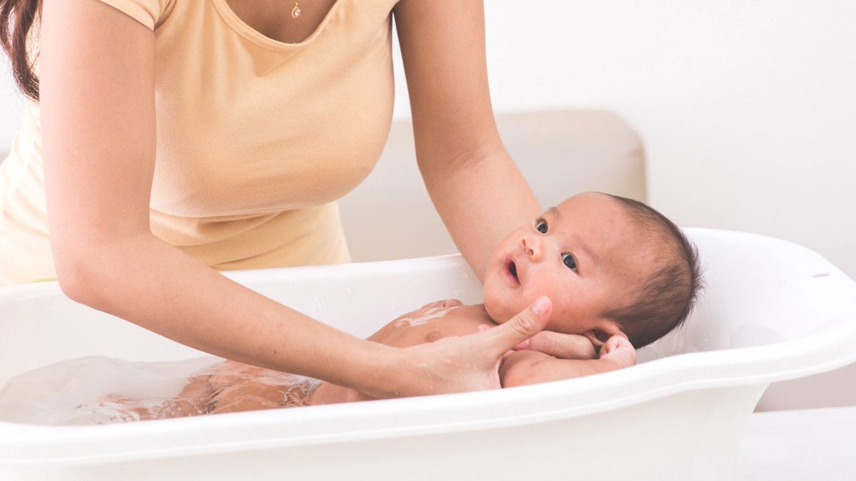 Tips Memandikan Bayi Berkulit Sensitif