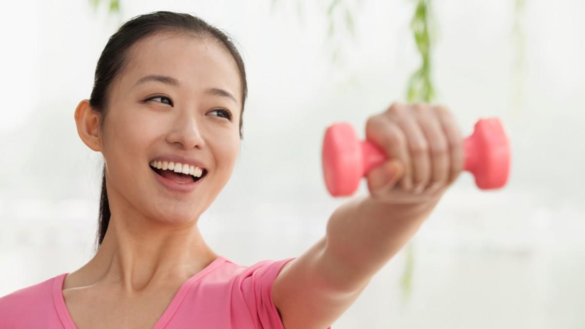 8 Gerakan Latihan Dumbbell untuk Wanita dan Tipsnya