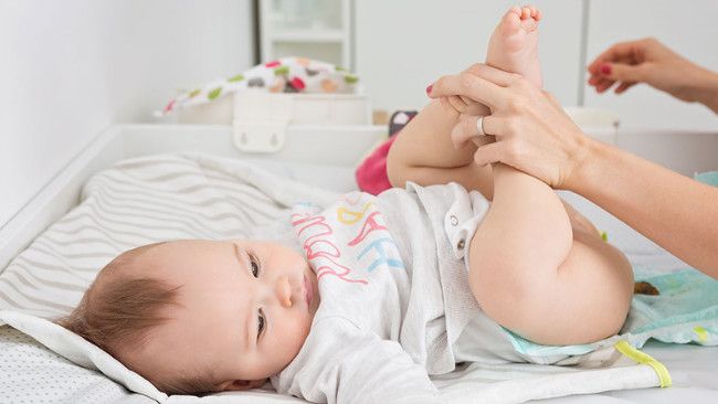 7 Cara Menceboki Bayi yang Salah tapi Sering Dilakukan
