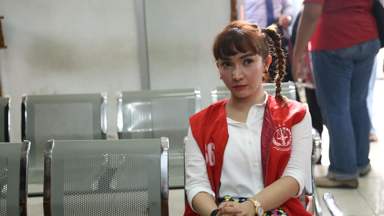 Ibunda Meninggal Dunia, Roro Fitria Terserang Histeria
