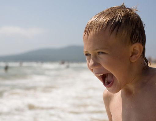 Kiat Menghadapi Anak yang Suka Berteriak di Tempat Umum