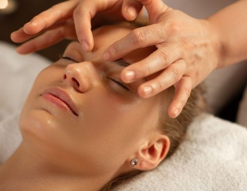 Teknik Brow Pinching Bisa Bikin Awet Muda, Benarkah?