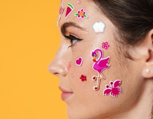 Amankah Penggunaan Stiker Wajah atau Makeup Tempel?