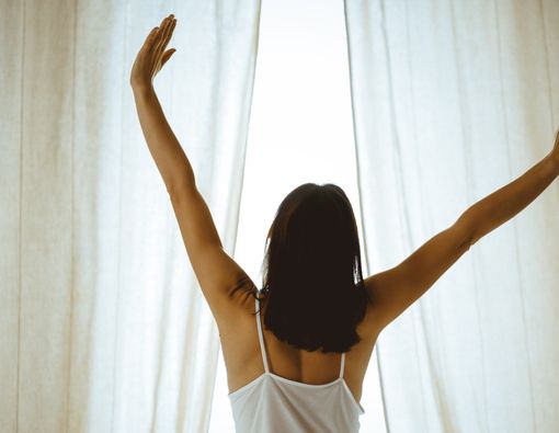 Bangun Tidur Suara jadi Seksi, Ini Fakta Medisnya!