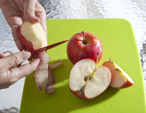 Perlukah Mengupas Buah dan Sayuran Sebelum Dikonsumsi?