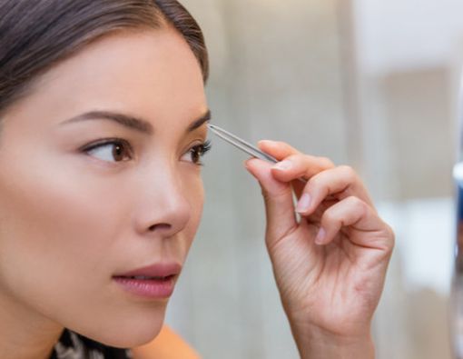 Suka Mencabut Alis? Ini 4 Bahayanya