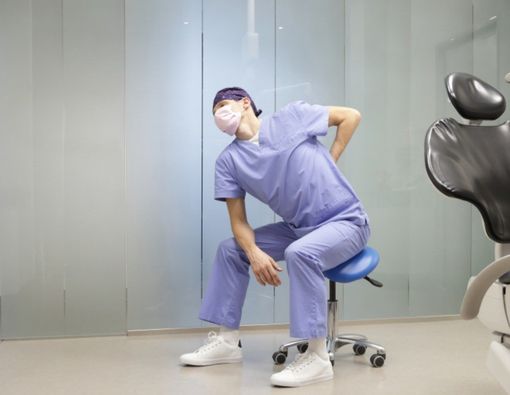 Alasan di Balik Dokter Gigi yang Rentan Sakit Punggung