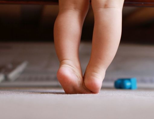 Anak Suka Jalan Jinjit, Apakah Tanda Kelainan Tulang?