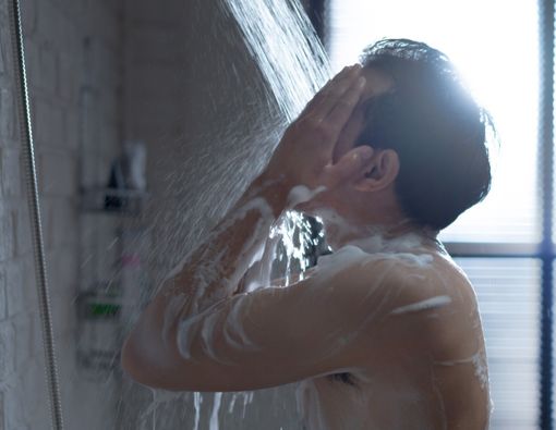 Benarkah Mandi Malam Bikin Rematik? Ini Faktanya