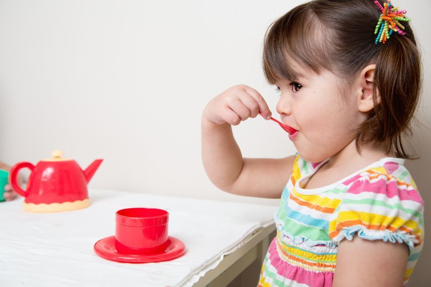Kiat agar Anak Berhenti Minum dari Botol Susu