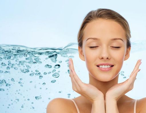 Amankah Membersihkan Wajah  dengan Micellar Water?