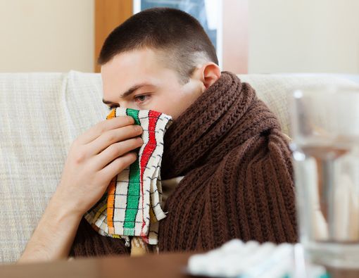 5 Tips Sehat Mencegah Flu Setelah Begadang Nonton Bola