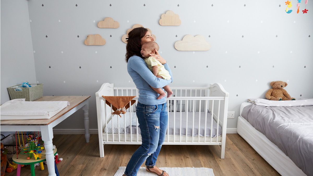 Ibu Menggendong Bayi Saat Sedang Menangis