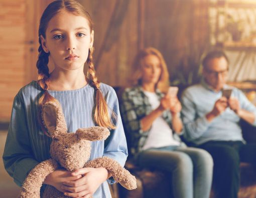 Orang Tua Hobi Main Gawai, Ini Akibatnya